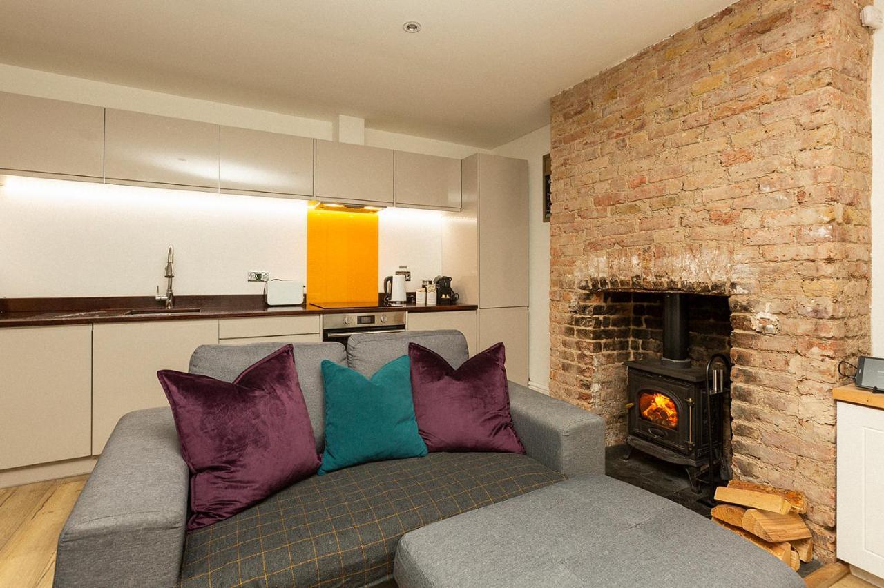 Stylish & Cosy Margate Escape With Hot Tub And Log Burner Dogs Welcome *