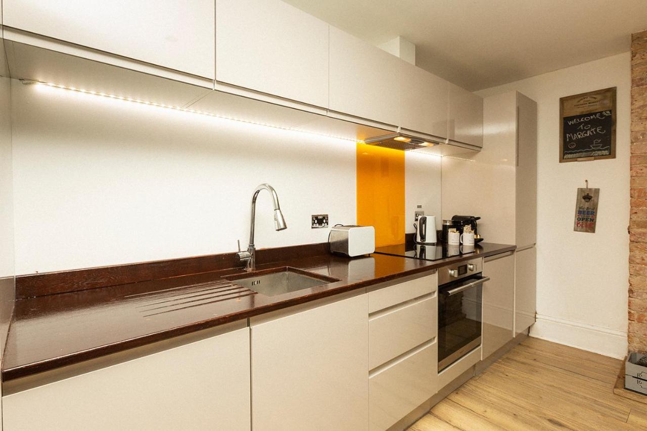 Stylish & Cosy Margate Escape With Hot Tub And Log Burner Dogs Welcome Apartment