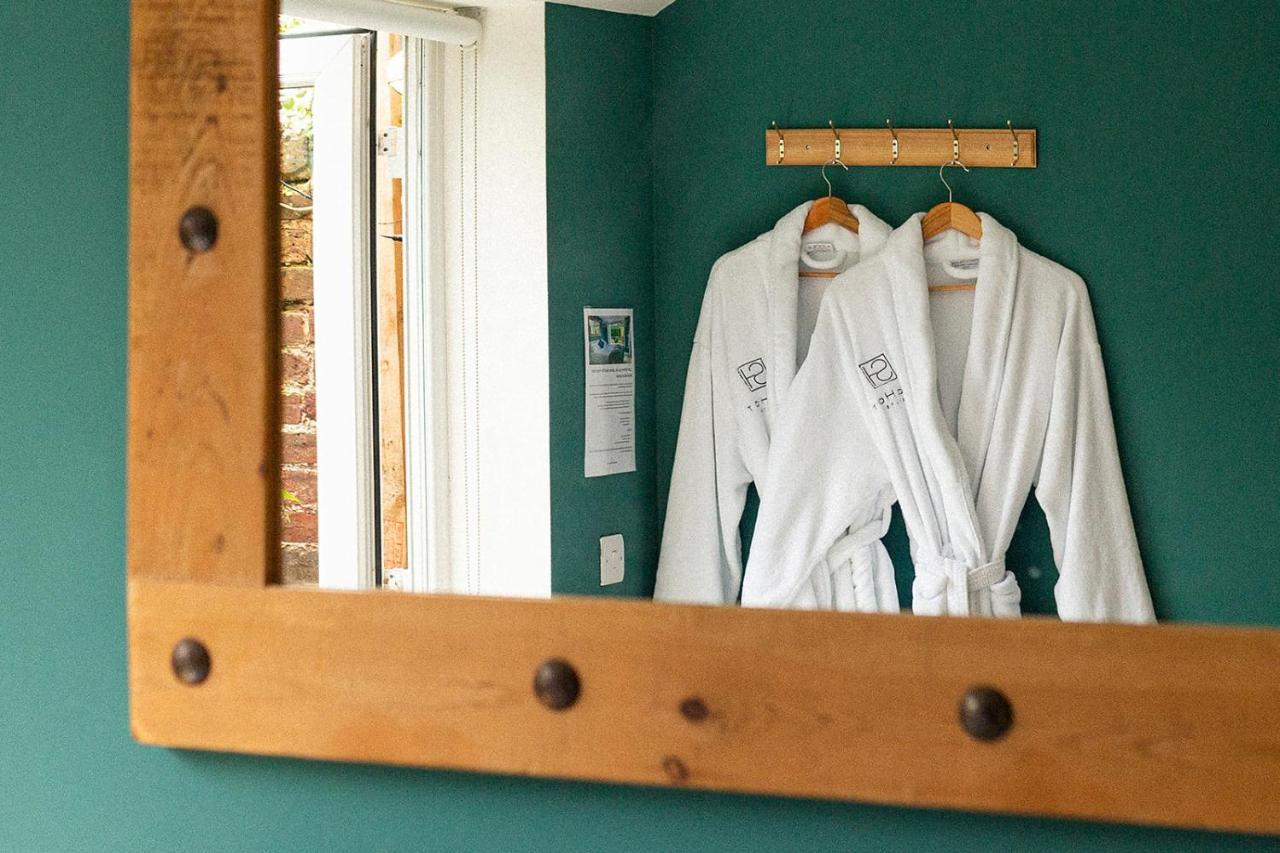 Stylish & Cosy Margate Escape With Hot Tub And Log Burner Dogs Welcome