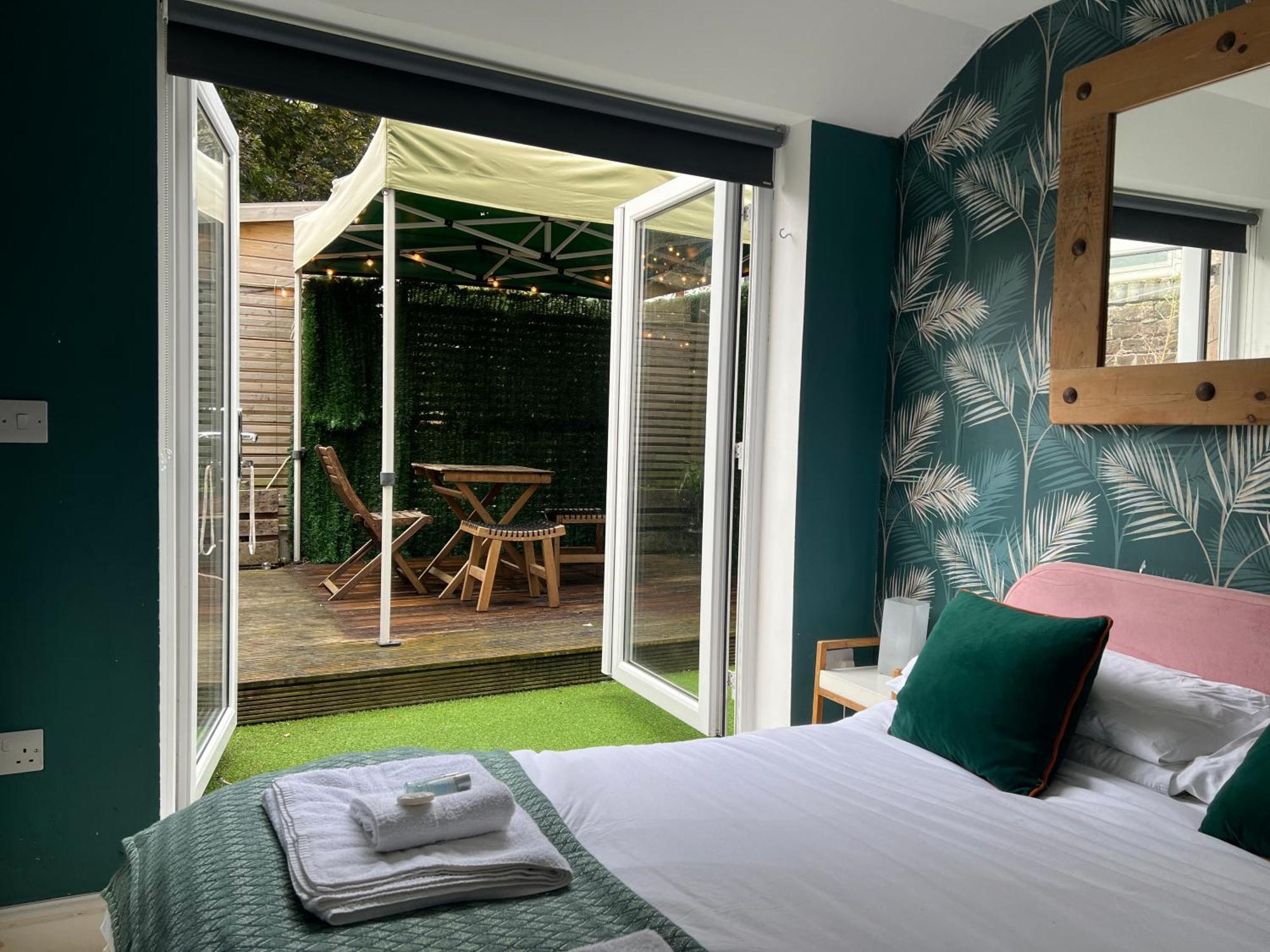 Stylish & Cosy Margate Escape With Hot Tub And Log Burner Dogs Welcome Apartment