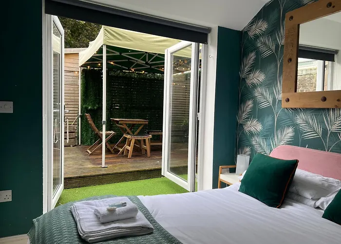Stylish & Cosy Margate Escape With Hot Tub And Log Burner Dogs Welcome