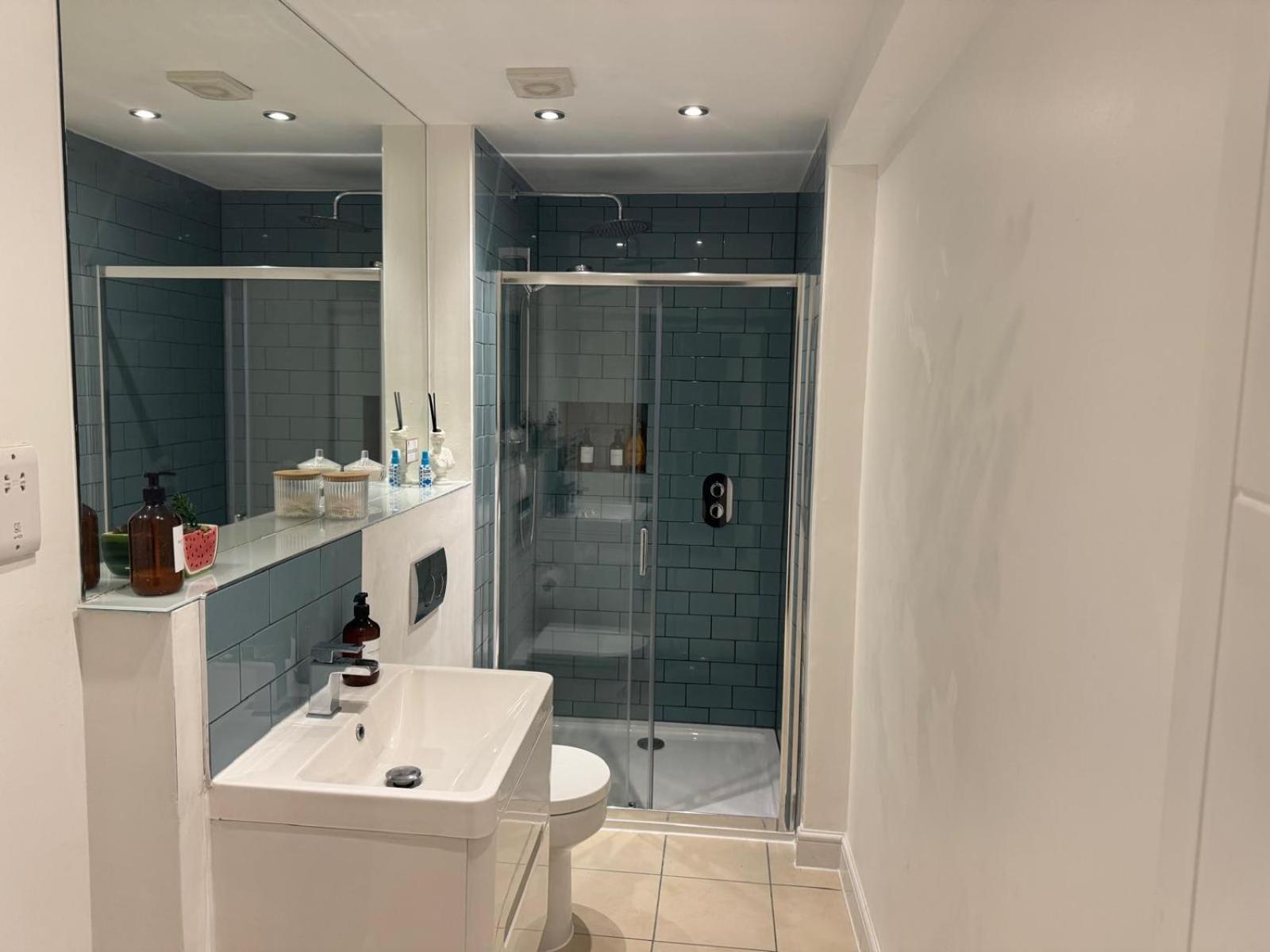 Stylish & Cosy Margate Escape With Hot Tub And Log Burner Dogs Welcome Apartment